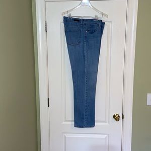 Lee Classic Fit Straight Leg Jean. Size 16